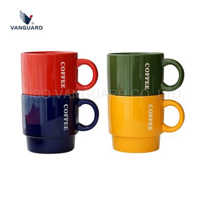 Set di tazze da caffè in ceramica impilate